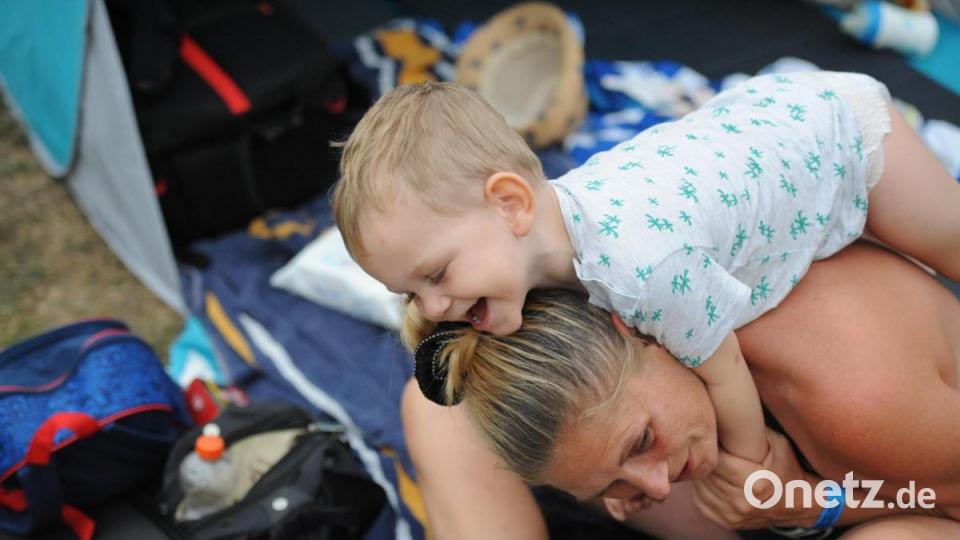 Die Wasserwacht Hirschau und The Funky Blues Rabbits organisierten heuer die 15. Auflage der Beachparty, heuer bereits zum neunten Mal in Hirschau. Auch der kleine Max hatte mit seiner Mama viel Spass. Bild: Andreas Brückmann
