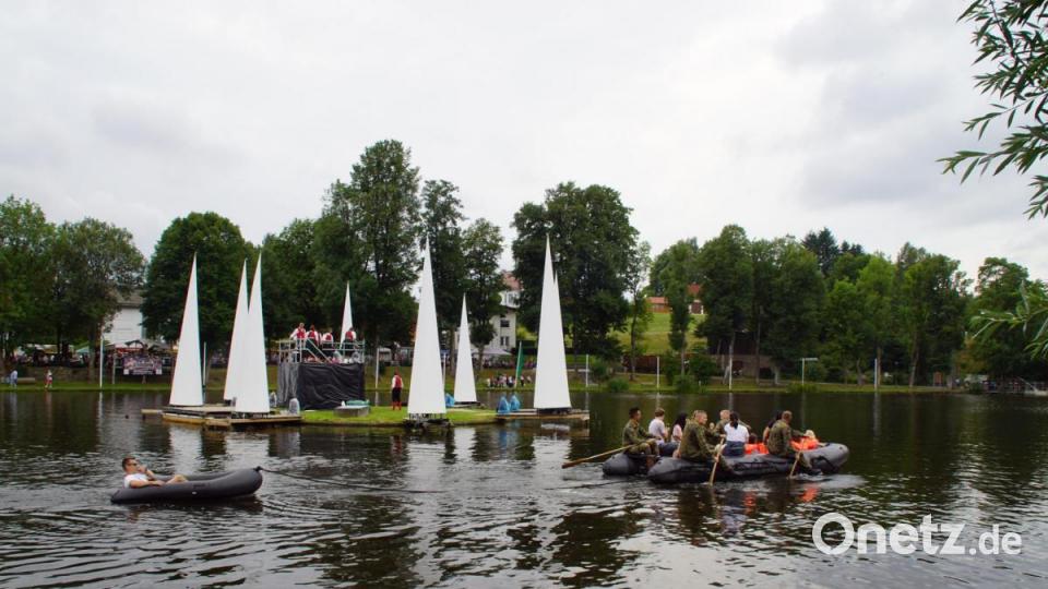Mit dem Schlauchboot wurden gerne Runden im Wasser gedreht. Bild: mmj