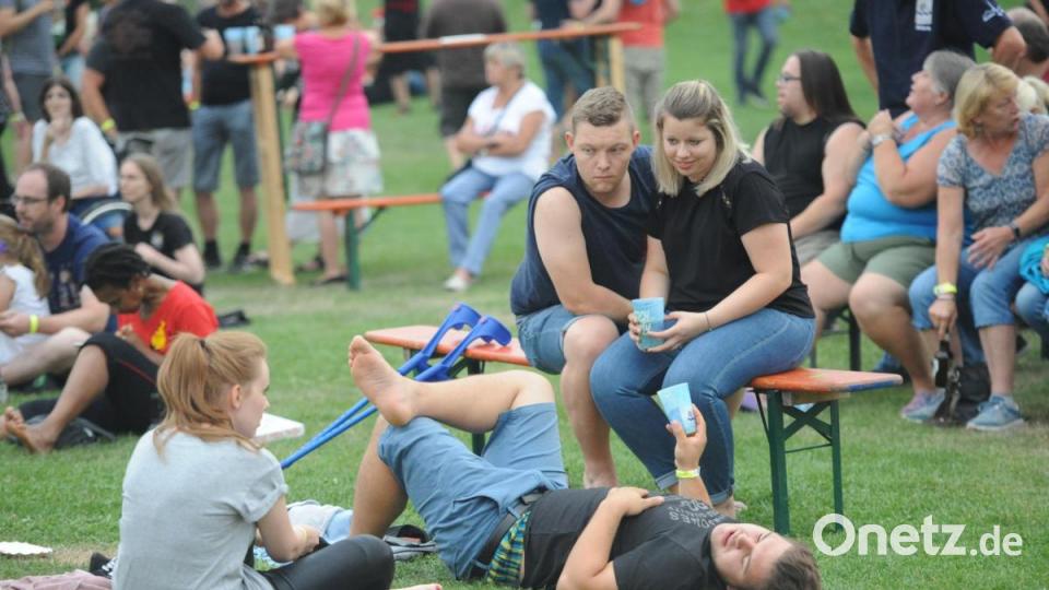 Die Wasserwacht Hirschau und The Funky Blues Rabbits organisierten heuer die 15. Auflage der Beachparty, heuer bereits zum neunten Mal in Hirschau. Mit den Füßen baumeln lassen hat es bei diesem Besucher aufgrund der Krücken nicht so ganz hingehaune, dafür aber mit der Seele baumeln lassen um so mehr. Bild: Andreas Brückmann