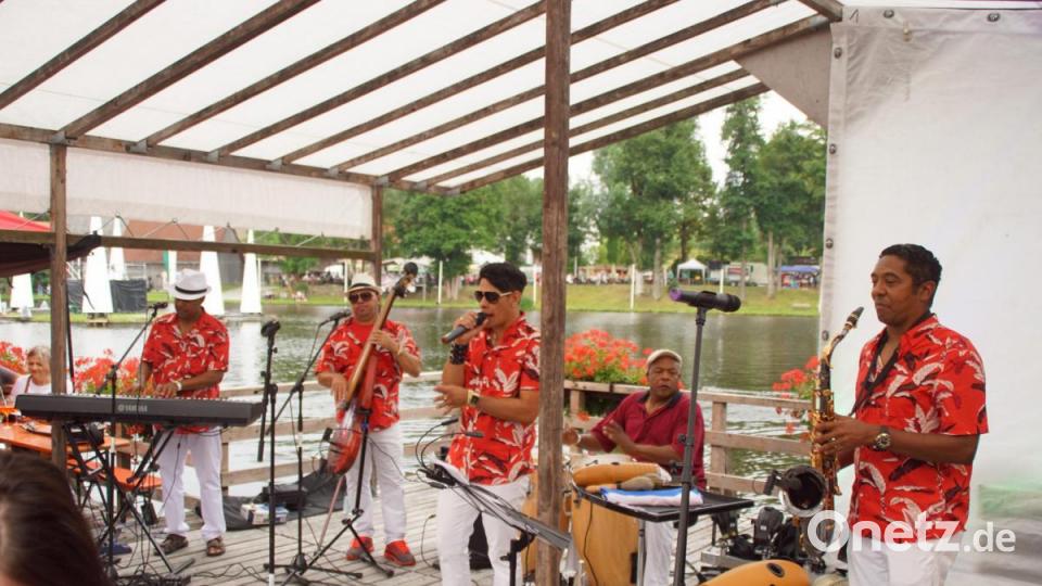 “Rodynney Reyes &amp; Havanna con Klasse&quot; auf der kleinen Seebühne. Bild: mmj