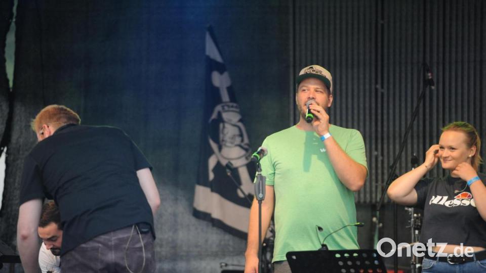 Die Wasserwacht Hirschau und The Funky Blues Rabbits organisierten heuer die 15. Auflage der Beachparty, heuer bereits zum neunten Mal in Hirschau. Markus Stang von den Bluesrabbits moderierte. Bild: Andreas Brückmann