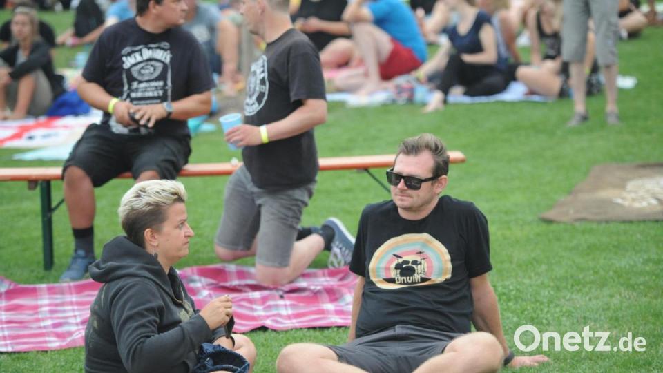 Die Wasserwacht Hirschau und The Funky Blues Rabbits organisierten heuer die 15. Auflage der Beachparty, heuer bereits zum neunten Mal in Hirschau. Entspannt einfach mal rumsitzen. Bild: Andreas Brückmann