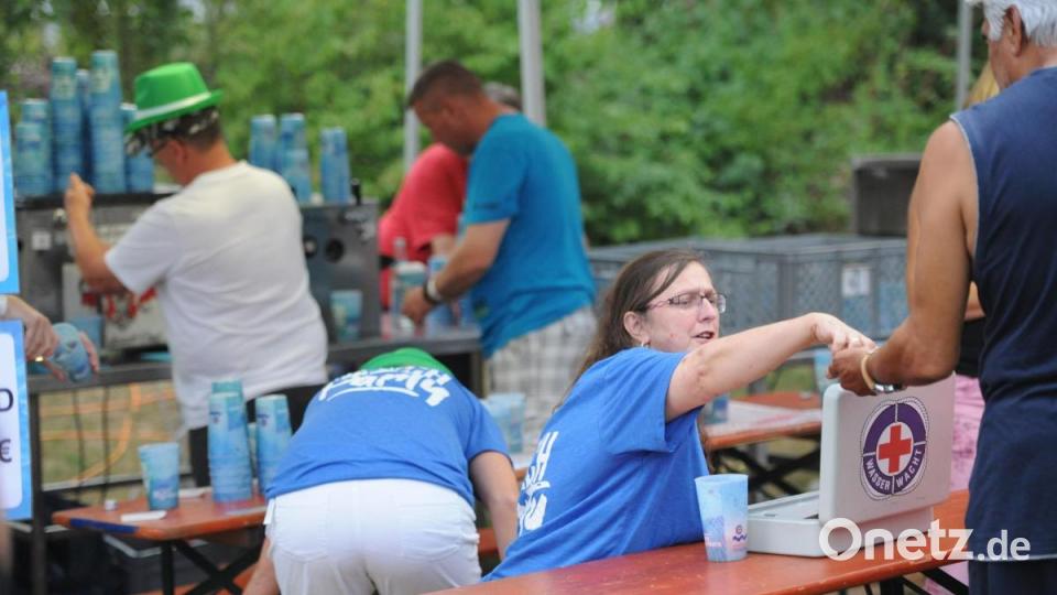 Die Wasserwacht Hirschau und The Funky Blues Rabbits organisierten heuer die 15. Auflage der Beachparty, heuer bereits zum neunten Mal in Hirschau. Viele Helfer der Hirschauer Wasserwacht sorgen für die Bewirtung der Gäste. Bild: Andreas Brückmann