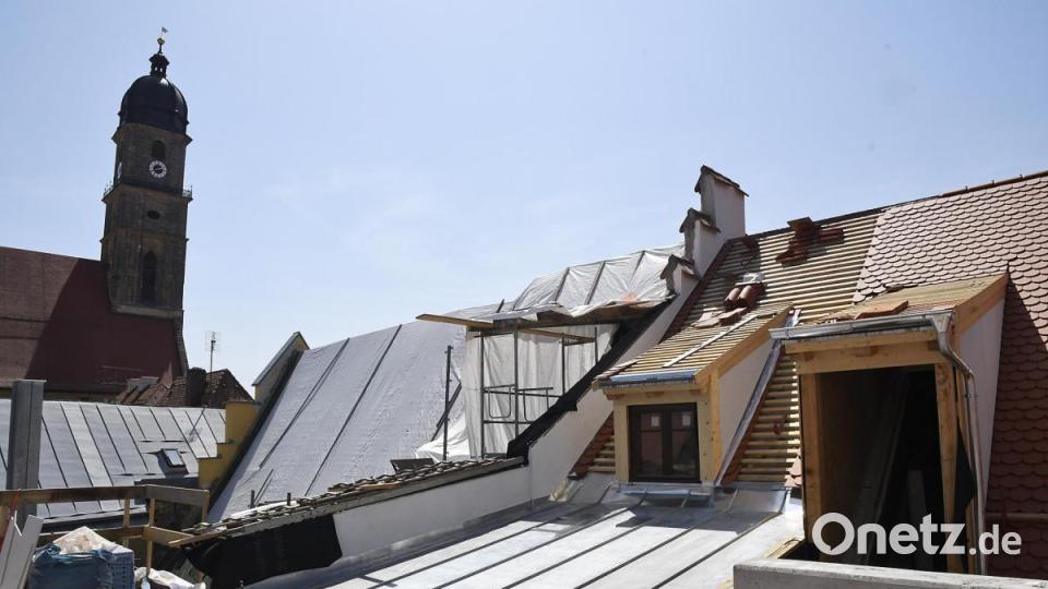 Das Team von Bauart zeigt OB Michael Cerny und Baureferent Markus Kühne das neu gestaltete Gebäude in der Lederergasse. Aus dem Vis-à-vis sind Wohnungen geworden. Bild: Petra Hartl