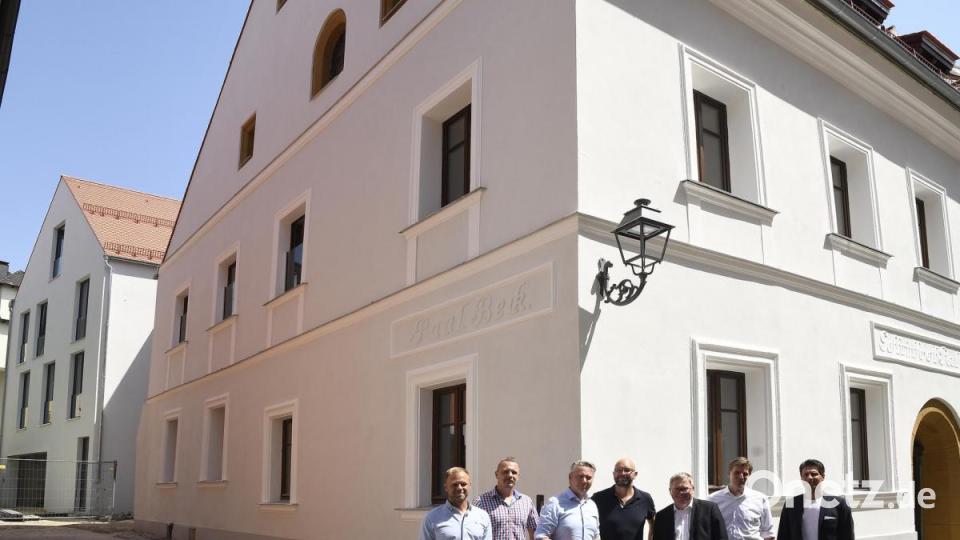 Das Team von Bauart zeigt OB Michael Cerny und Baureferent Markus Kühne das neu gestaltete Gebäude in der Lederergasse. Aus dem Vis-à-vis sind Wohnungen geworden. Bild: Petra Hartl