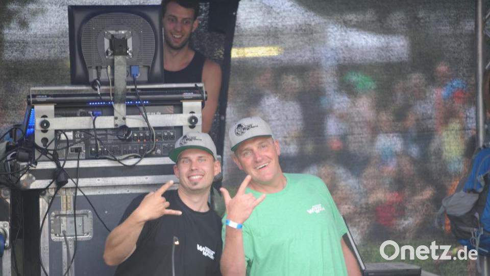 Die Wasserwacht Hirschau und The Funky Blues Rabbits organisierten heuer die 15. Auflage der Beachparty, heuer bereits zum neunten Mal in Hirschau. Mike Schmid zusammen mit dem Technik Team. Bild: Andreas Brückmann