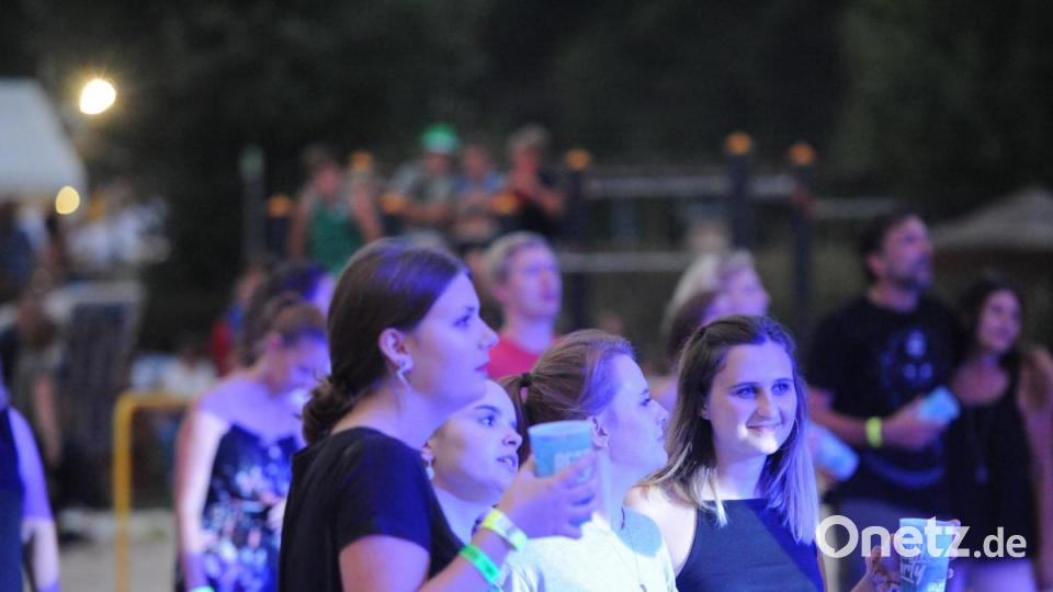 Die Wasserwacht Hirschau und The Funky Blues Rabbits organisierten heuer die 15. Auflage der Beachparty, heuer bereits zum neunten Mal in Hirschau. Vor der Bühne. Bild: Andreas Brückmann