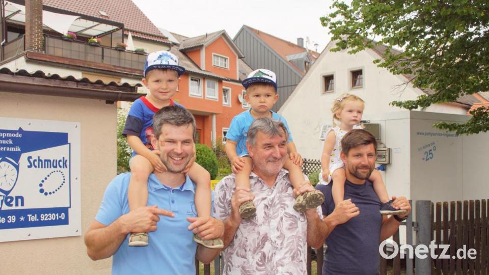 Neugierige Blicke gab es von allen Generationen. Bild: mmj