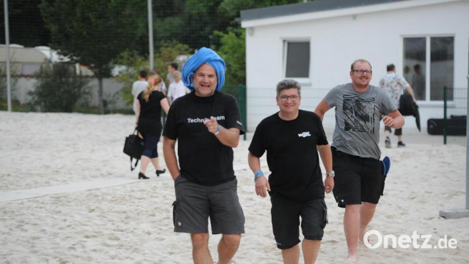 Die Wasserwacht Hirschau und The Funky Blues Rabbits organisierten heuer die 15. Auflage der Beachparty, heuer bereits zum neunten Mal in Hirschau. Die drei von der Tankstelle, oder besser gesagt, ein Teil des Technik Teams auf dem Weg. Bild: Andreas Brückmann