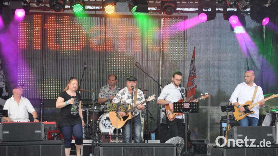 Die Wasserwacht Hirschau und The Funky Blues Rabbits organisierten heuer die 15. Auflage der Beachparty, heuer bereits zum neunten Mal in Hirschau. Eastwind war im letzten Jahr das erste Mal dabei und freuten sich, auch in diesem Jahr wieder auf der Bühne zu stehen. Bild: Andreas Brückmann
