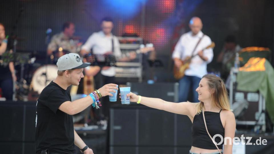 Die Wasserwacht Hirschau und The Funky Blues Rabbits organisierten heuer die 15. Auflage der Beachparty, heuer bereits zum neunten Mal in Hirschau. Prost drauf! Bild: Andreas Brückmann