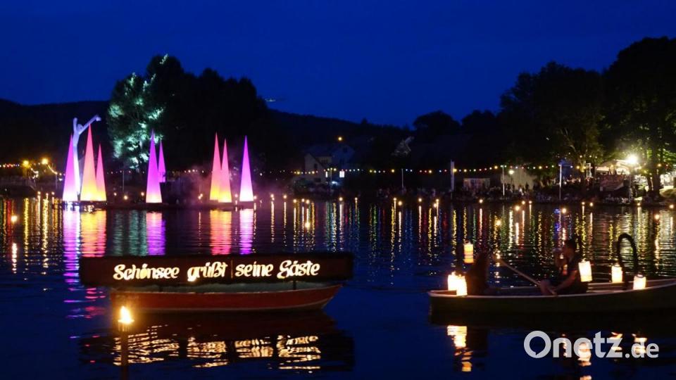 Eine besondere Atmosphäre zauberten die vielen Lichter am und um den Hahnenweiher beim 50. Seefest. Bild: mmj