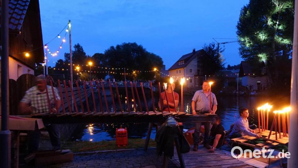 Schwimmende Fackeln vor dem Einsetzen am Wasser. Bild: mmj