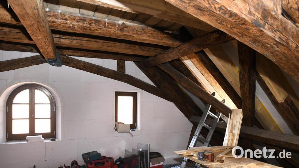 Das Team von Bauart zeigt OB Michael Cerny und Baureferent Markus Kühne das neu gestaltete Gebäude in der Lederergasse. Aus dem Vis-à-vis sind Wohnungen geworden. Bild: Petra Hartl