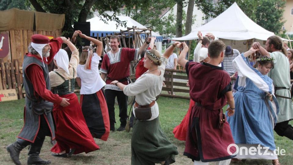Historische Tänze von der Renaissance bis zur Barockzeit zeigte die Gruppe &quot;Lumpenstiefel&quot;. Bild: mp