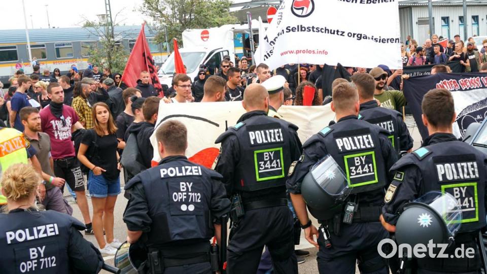 Bilder von der Antifa-Demo in Schwandorf. Bild: Christopher Dotzler