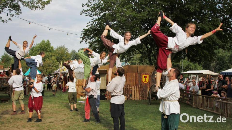 Beim Mittelaltermarkt mit Hussitenlager war im Neunburger Stadtpark jede Menge geboten: Mit gekonnter Akrobatik begeisterten die Mitglieder der Straubinger Gruppe &quot;Flip Flops&quot; das Publikum. Bild: mp