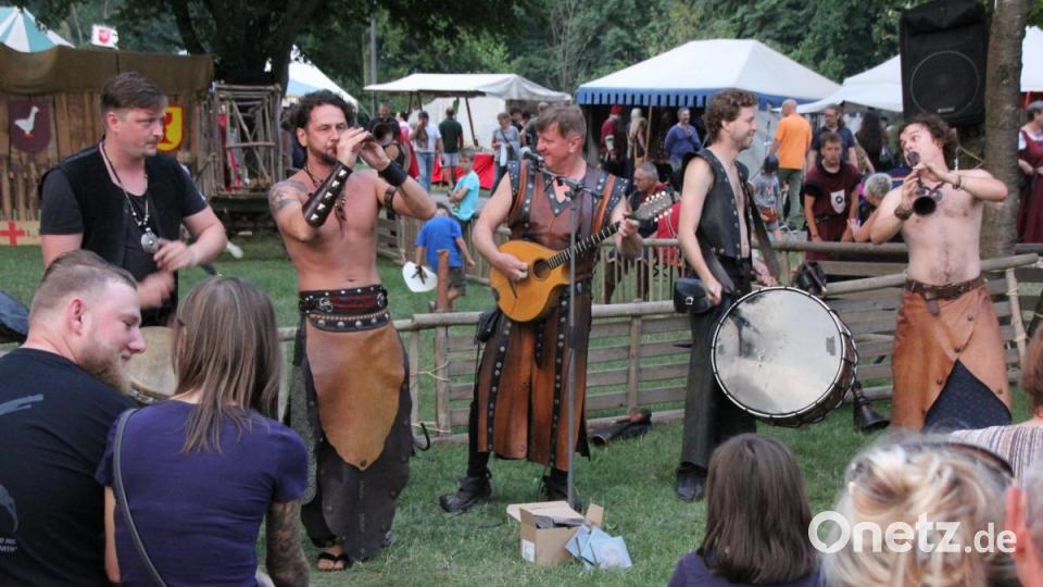 Ein Comeback auf dem Neunburger Markt gaben &quot;Musica Canora&quot;. Ihre energiegeladenen Klänge gingen sofort ins Ohr und auch in die Beine. Bild: mp