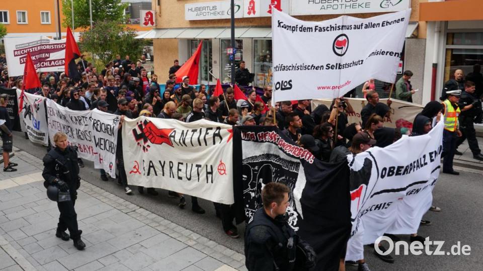 Rund 250 Menschen zogen am Samstag durch Schwandorf, um gegen Nationalsozialismus und die sogenannte &quot;Prollcrew&quot; zu demonstrieren. Bild: Christopher Dotzler