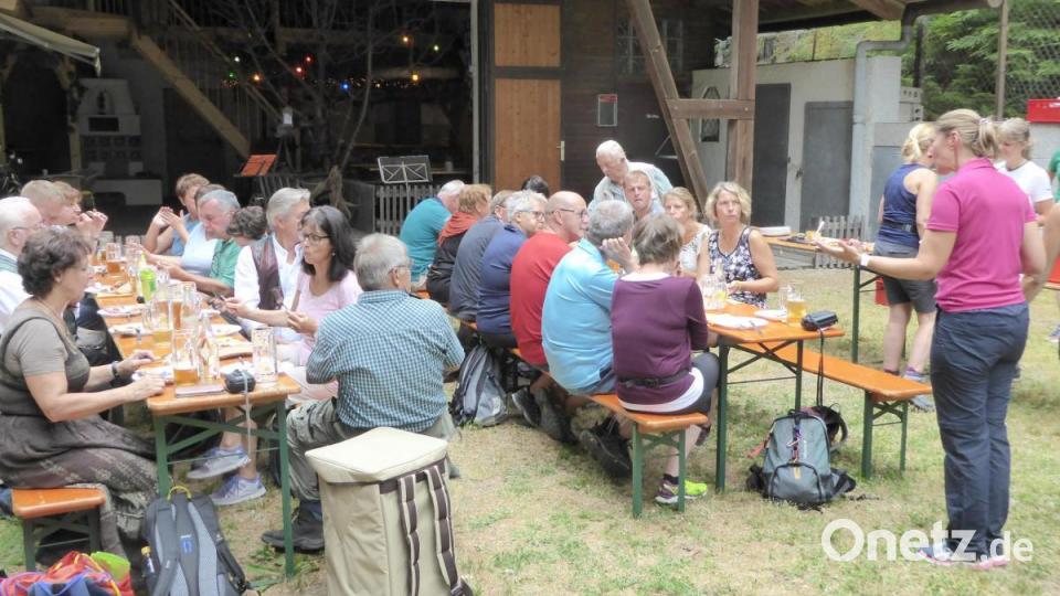 Rast an der Waldfriedenhütte mit einem kalten Buffet und Zoigl. Bild: fsb