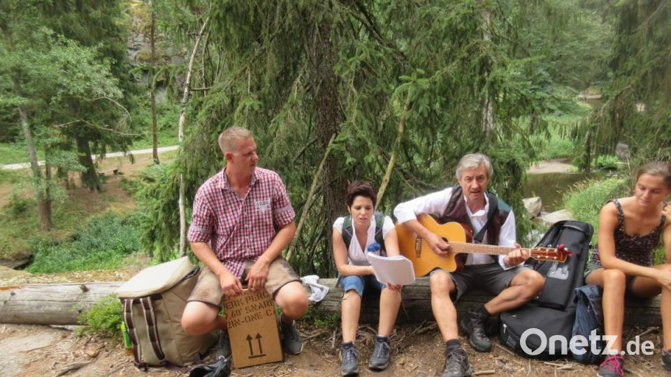 Musikalische Pause fünf Meter über dem Fluss. Bild: fsb