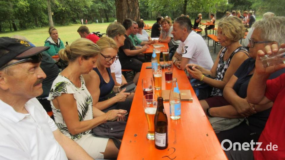 Abschlusseinkehr von Wanderern und Musikern in der Blockhütte. Bild: fsb