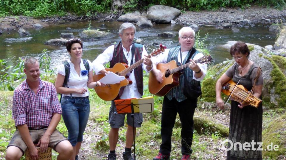 Das Quintett musiziert direkt am Fluss. Bild: fsb