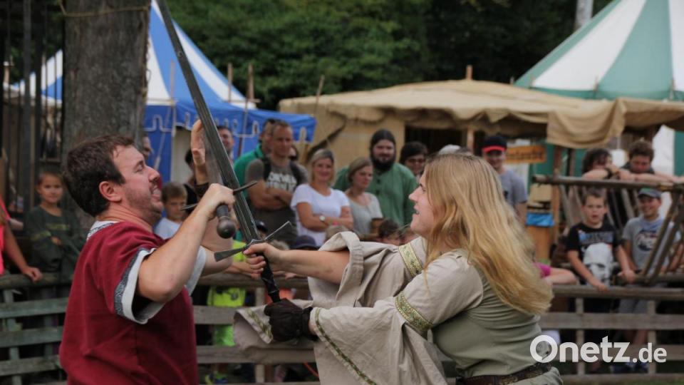 Von wegen &quot;schwaches Geschlecht&quot;: Bei den Schaukampf-Vorführungen der &quot;Schwertbrecher&quot; teilt so manche holde Maid kräftig aus. Bild: mp
