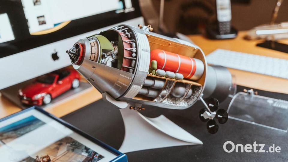 Stefan Schmitt gewährt Einblick in sein privates Raumfahrtmuseum: Ein Modell des damaligen Mutterschiffs Colombia, MIchael Collins hielt hier die Stellung, während Neil Armstrong und Buzz Aldrin mit der Eagle auf dem Mond aufsetzten. Bild: Lukas Meister