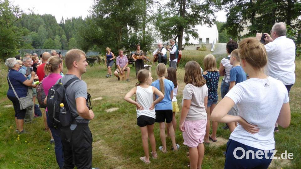 Ein Ständchen für die Ministrantengruppe aus Kehlheim am Zeltplatz in Johannisthal. Bild: fsb