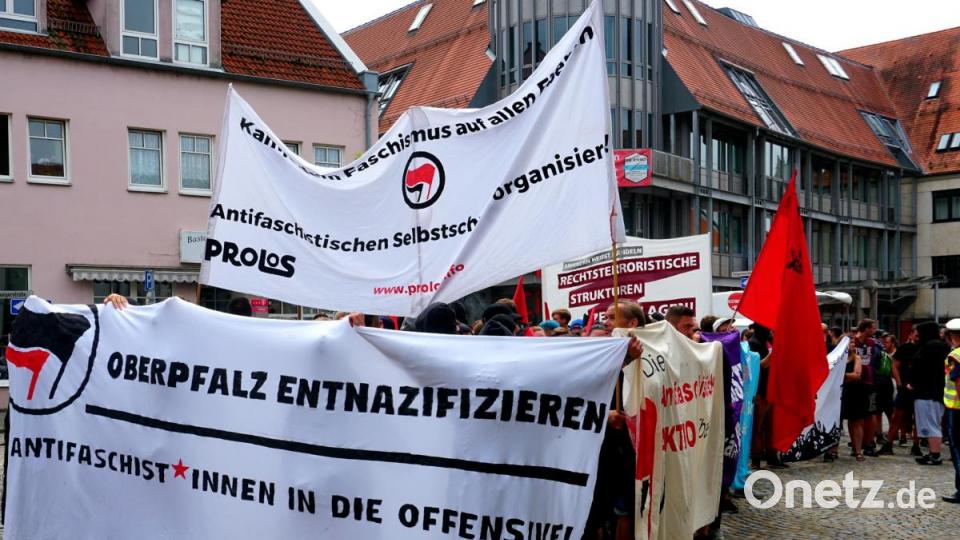 Bilder von der Antifa-Demo in Schwandorf. Bild: Christopher Dotzler