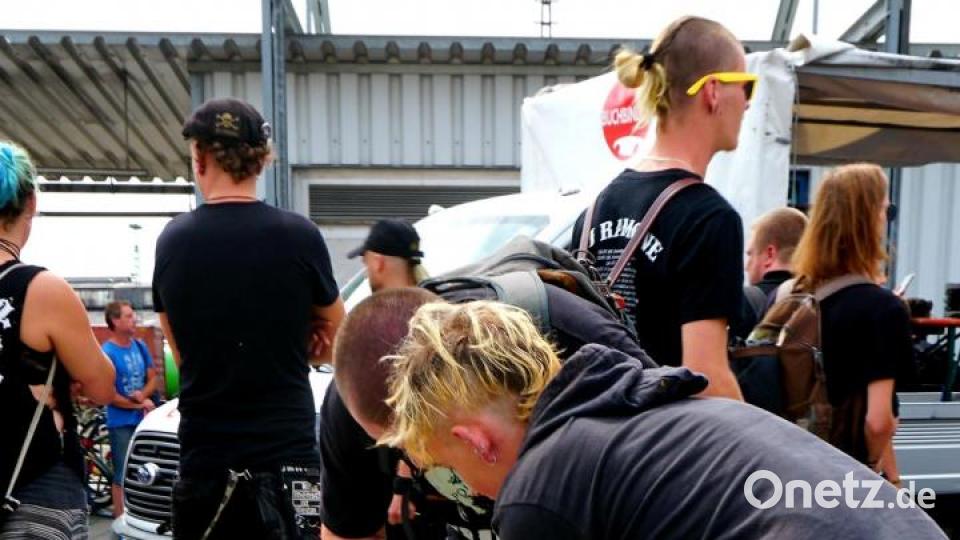 Nach dem Einsatz von Pfefferspray ließen sich einige der Kundgebungsteilnehmer die Augen mit Wasser ausspülen. Bild: Christopher Dotzler