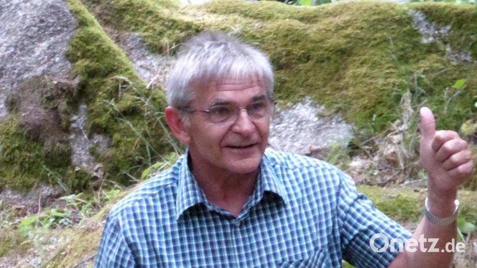 Herbert Baumann zieht die Wandergruppe mit seinen Sagen in den Bann. Bild: fsb