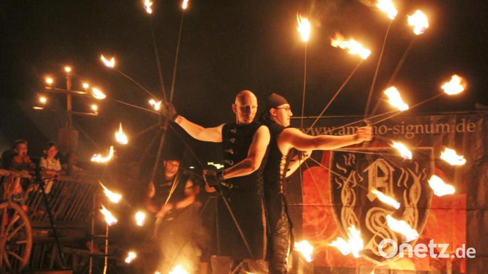 Zu den festen Größen im Programm des Mittelaltermarkts zählen die Feuerkünstler von &quot;Ameno Signum&quot;. Ihre spektakuläre Show zählt stets zu den Publikumsmagneten. Bild: mp