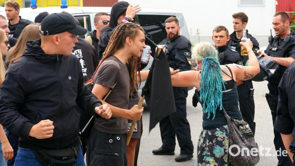 Gleich dreimal kam es am Samstag zu einer Auseinandersetzung. Die Aggressionen der Demonstranten richtete sich gegen Rechte, die sich in der Nähe der Kundgebungen positionierten, und die Polizei. Bild: Christopher Dotzler