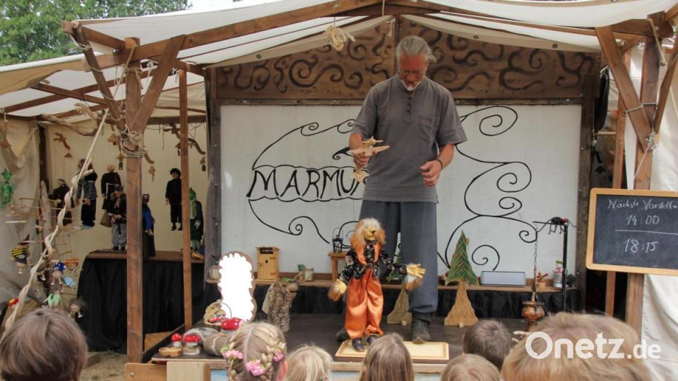Wenn das Marionettentheater Munkler seine Puppen an Fäden tanzen lässt, sind große und kleine Besucher begeistert. Bild: mp