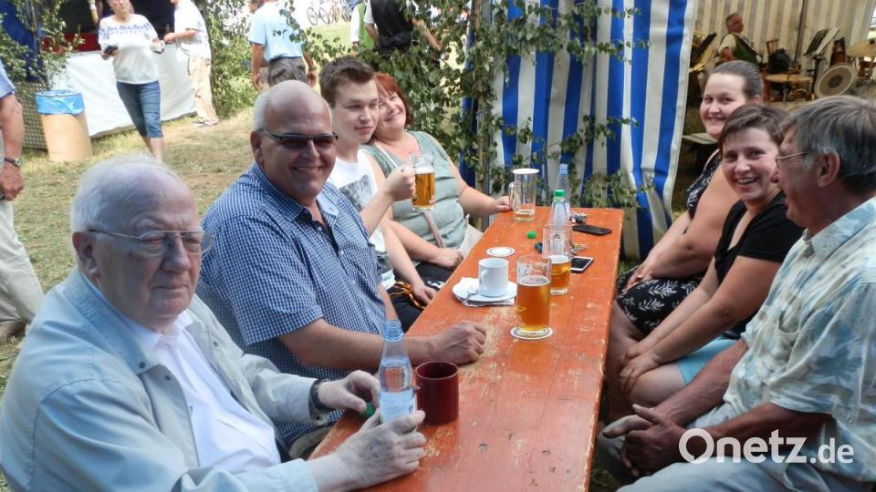 Pater Hans Junker (von links) war wieder gekommen, Mit im Bild Bürgermeister Klaus Meyer und Mitglieder der Pfarrgremien. Bild: fsc