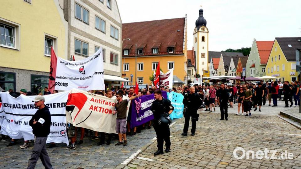 Bilder von der Antifa-Demo in Schwandorf. Bild: Christopher Dotzler