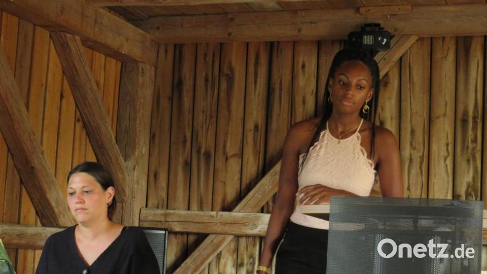 Jamila Fink bereichert die Zeugnisübergabe mit Liedern. Bild: adj