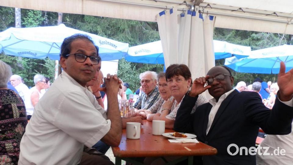 Pfarrer George Parankimalil und Dr. Charles Ifemeje freuten sich am und mit dem Dirigenten Pater Hans Junker. Bild: fsc