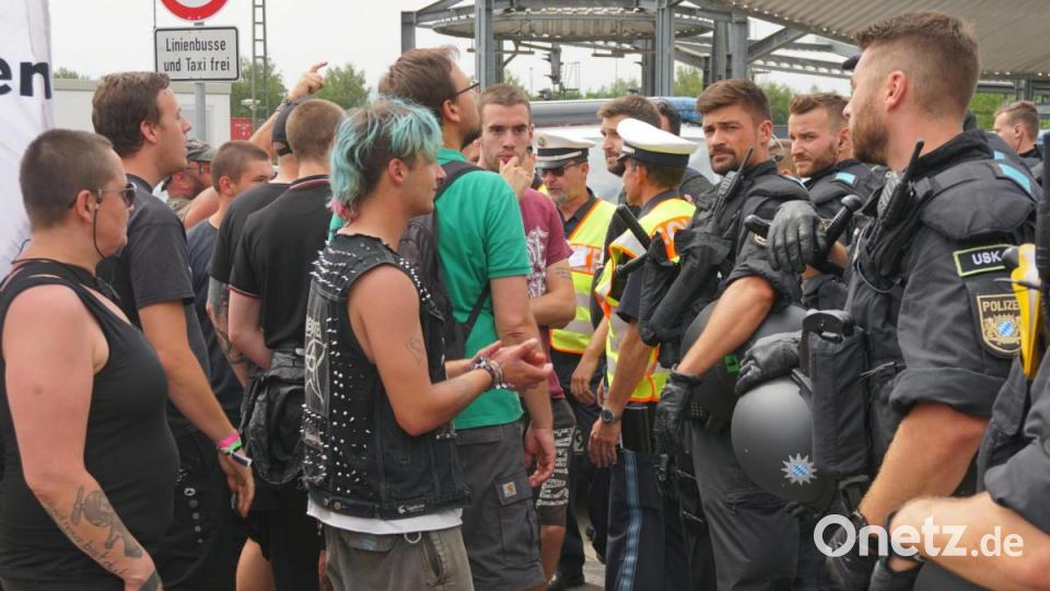 Bilder von der Antifa-Demo in Schwandorf. Bild: Christopher Dotzler
