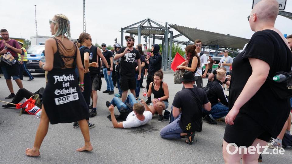 Bilder von der Antifa-Demo in Schwandorf. Bild: Christopher Dotzler