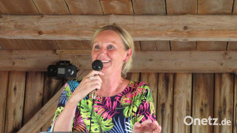 Birgit Gerlach-Kneißl gratuliert. Bild: adj