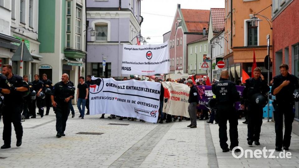 Bilder von der Antifa-Demo in Schwandorf. Bild: Christopher Dotzler