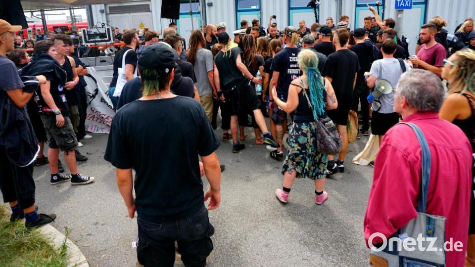 Bilder von der Antifa-Demo in Schwandorf. Bild: Christopher Dotzler