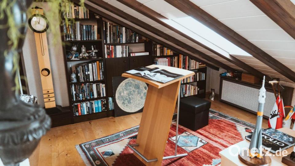 Stefan Schmitt gewährt Einblick in sein privates Raumfahrtmuseum: Schmitts Raumfahrt-Bibliothek. Es gibt ein Buch zum Thema, das er nicht besitzt. Bild: Lukas Meister