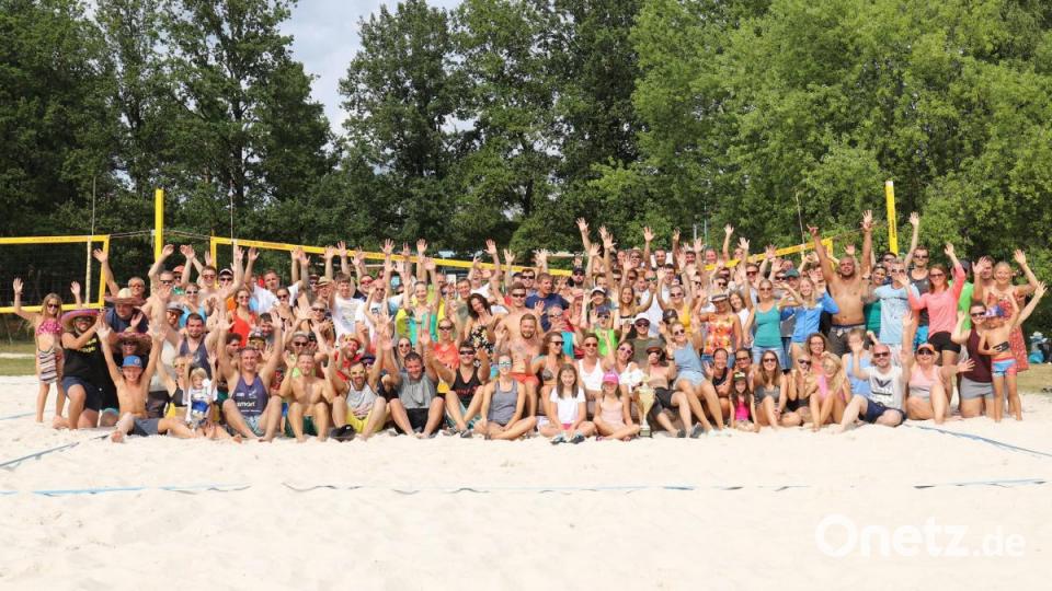 Das traditionelle Abschlussfoto mit allen Teams, Pokalen und natürlich der &quot;Couch&quot;. Bild: Michael Klement