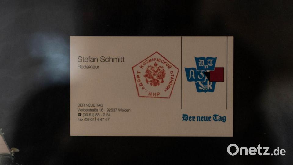 Stefan Schmitt gewährt Einblick in sein privates Raumfahrtmuseum Gut 3000 Mal kreiste Schmitts Visitenkarte auf der russischen Raumstation MIr um die Erde, dann bekam Schmitt sie zurück. Natürlich mit Bordstempel Bild: Lukas Meister