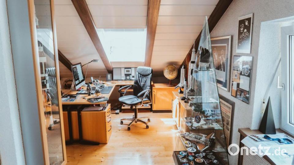 Stefan Schmitt gewährt Einblick in sein privates Raumfahrtmuseum: Ein Blick ins Arbeitszimmer. Jeder Gegenstand hier hat etwas mit Raumfahrt zu tun, viele Teile waren selbst schon im All Bild: Lukas Meister