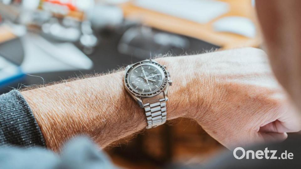 Stefan Schmitt gewährt Einblick in sein privates Raumfahrtmuseum: Natürlich besitzt Schmitt eine echte Omega Moonwatch aus dem Jahr 1968. Die erste Uhr auf dem Mond gehörte übrigens nicht Neil Armstrong, sondern Buzz Adrin. Weil die Uhr auf der Columbia ausfiel, ließ Armstrong seine zurück. Bild: Lukas Meister